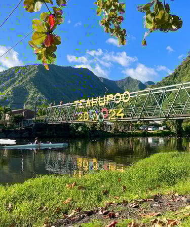Vue du pont menant à Teahupoo avec le logo des Jeux Olympiques 2024 affiché, Tahiti, Polynésie française.