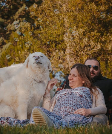donna incinta con uomo e cane