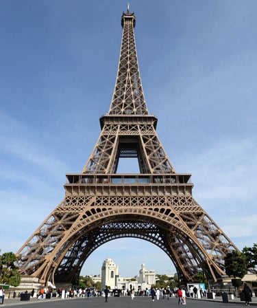 Torre Eiffel- mais conhecida como a DAMA DE FERRO, Cenário de sonhos inesquecíveis, romance eterno