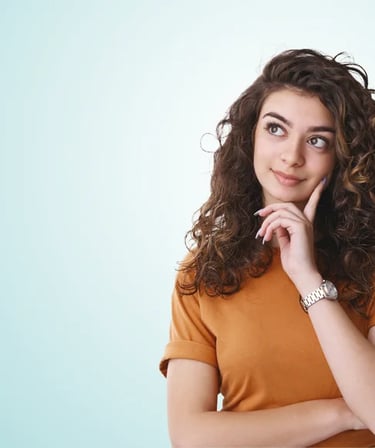 mujer pensando en un diseño para personalizar