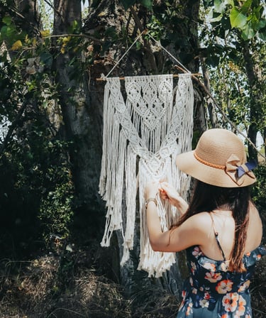 chica en el taller de macramé haciendo un arreglo para pared
