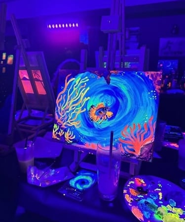 Peinture néon phosphorescente d’un poisson tropical et d’un récif corallien sous lumière UV à Strasb