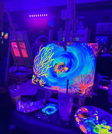 Peinture néon phosphorescente d’un poisson tropical et d’un récif corallien sous lumière UV 