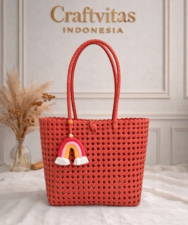 Tas anyaman plastik model sekar warna merah bata handmade Craftvitas Indonesia