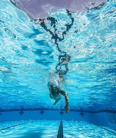 Federado del club valenciano de natación compitiendo en natación