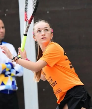 Jugadora del club valenciano de natación compitiendo a frontenis