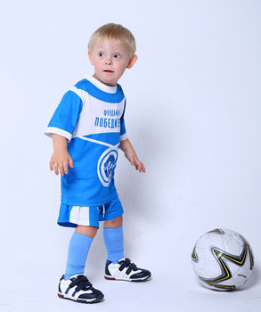 petit enfant en tenu de foot