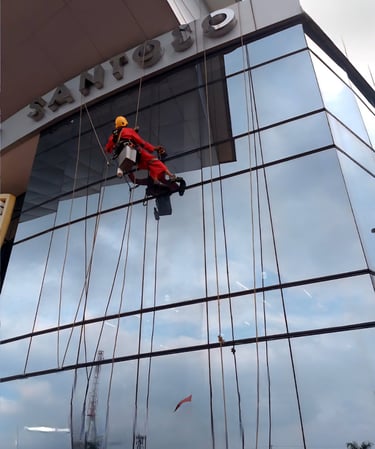 Pembersihan Kaca Gedung