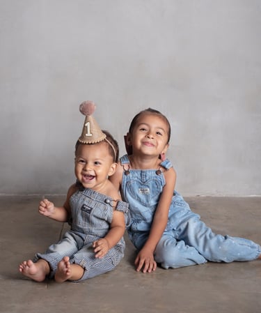 dos hermanos pequeños felices y juntos