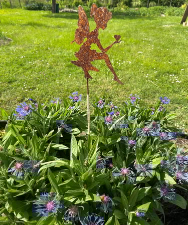 Fée de l'amour au milieu des fleurs