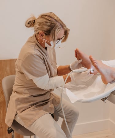 Cynthia voert een Medisch Pedicure behandeling uit in praktijk in Callantsoog dichtbij Schagen