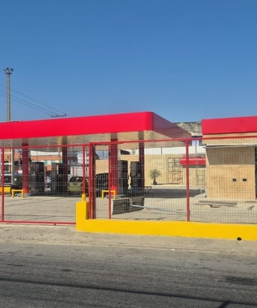 Estación de servicio remodelada por Petrosur C.A. con nueva estructura y pintura