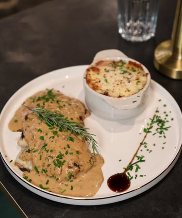 Escalope halal sauce crémeuse accompagnée de gratin maison au restaurant La Parisienne à Nîmes