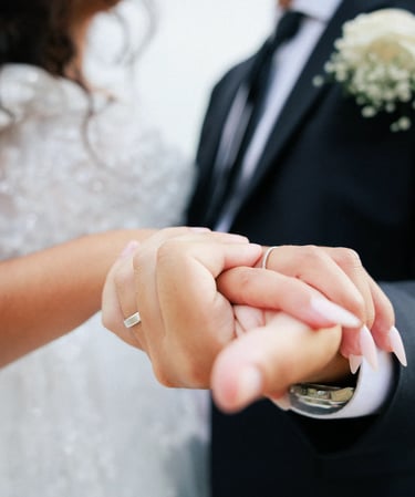 Photographie de détail sur les alliances des mariés par Romain DANIEL photographe aux Sables d'olonne