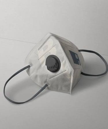 Mascarilla blanca personalizada con el identificador visual de Bárzaga Interiors en azul.