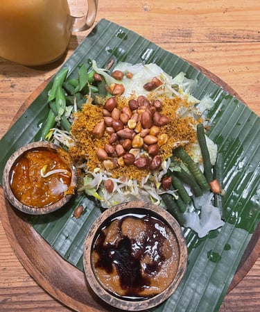 Serombotan â plat balinais Ă base de lĂ©gumes, sauce cacahuĂšte et sambal