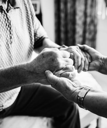 Le sophrologue apporte un bien-être intérieur aux résidents grâce à des séances adaptées.