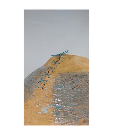 Détail de la sculpture amphore en grès roux: partie reprisée