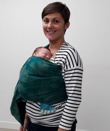 femme heureuse avec son bébé en écharpe