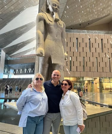 turistas portugueses no átrio principal do Grande Museu Egípcio Ao fundo, a estátua de granito do Colosso de Ramsés II