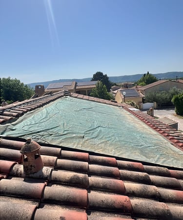 Toiture après la dépose des panneaux photovoltaïques laissant apparaître l'ancien système d'intégration au bâti.