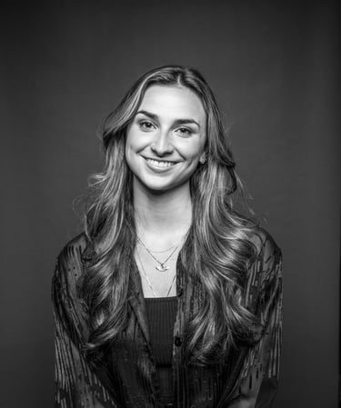 Marilou, une artiste maquilleuse qui sourit en noir et blanc