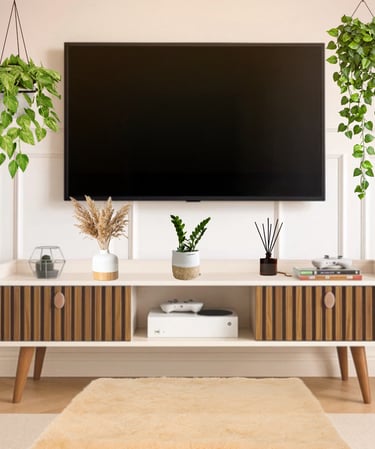 Rack retrô bege com portas ripadas em madeira, nicho central e pés palito, em sala de estar moderna 