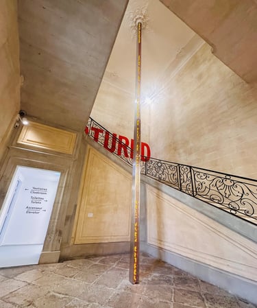 Jenny Holzer, Amber Tower for Avignon, 2000 Doubled-sided vertical electronic LED sign ©16mag