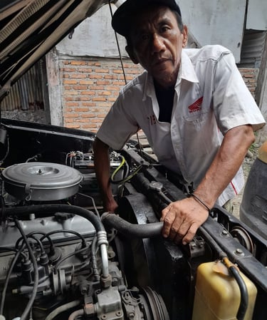 montir sedang melakukan pengecekan mesin