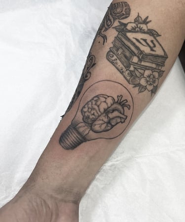 Tatuagem lâmpada - URSATO TATTOO STUDIO
