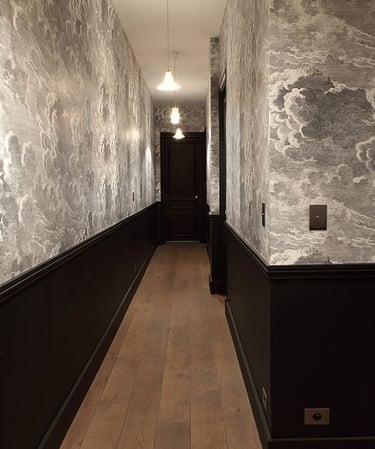 papier peint, couloir, décoration murale, ambiance chic, moulures, rénovation intérieure