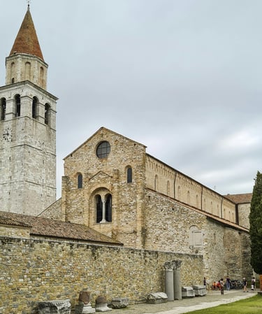 Basilica di Aquileia con campanile medievale