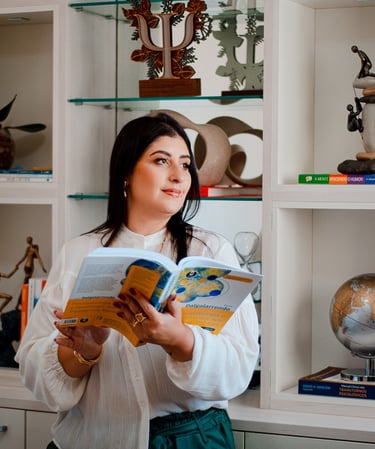 Psicóloga Luciana Boechat Bohn lendo livro na frente da estante