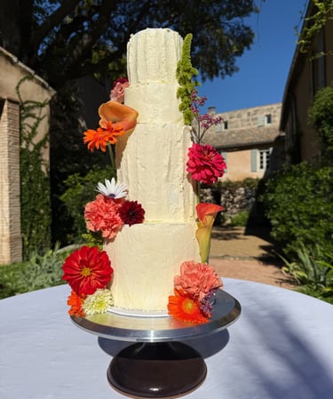 gateau de mariage orné de fleurs