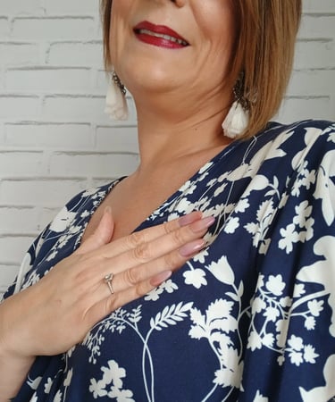 Photo de Marie, créatrice de l'entreprise Mary Care, avec la main sur le coeur