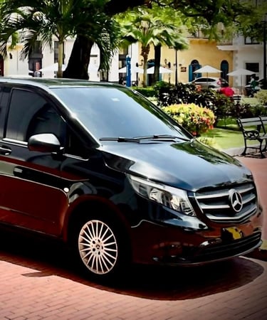 Carro de lujo marca Mercedes Benz usado para transporte de bodas y quinceaños