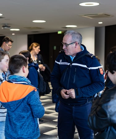 Intervenant gendarmerie échangeant avec les élèves après un atelier. Lutte contre le harcelement