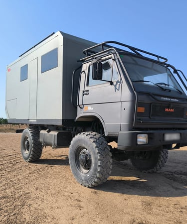 camión camperizado en el desierto