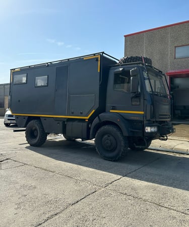 camión camperizado en zona industrial