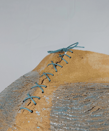Détail de la sculpture amphore en grès roux: partie reprisée