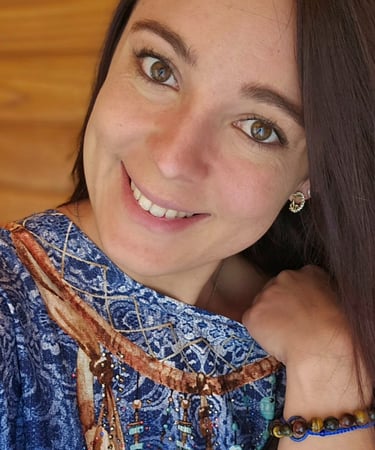 thérapeute heureuse fille femme souriante rassurante bienveillante