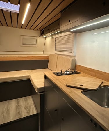 concina interior con sofas y luces led