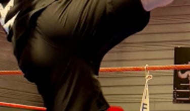 Entraînement de boxe : un boxeur en pleine frappe sur une patte d’ours tenue par son coach