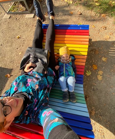 Glückliche schwangere Mama mit einem Kleinkind 