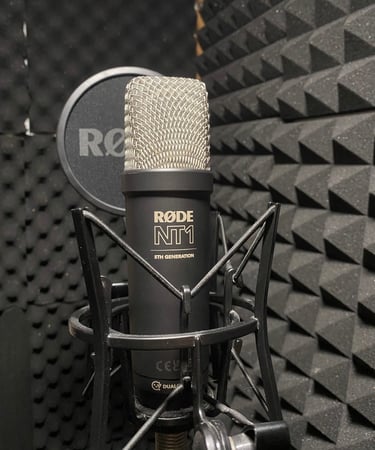 Studio d'enregistrement voix off avec micro Rode NT1 et cabine acoustique