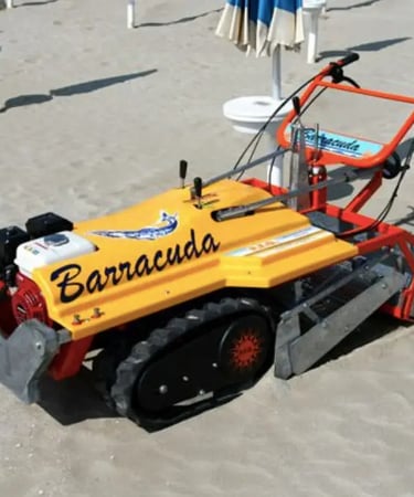 Profesyonel plaj bakımı için kullanılan sarı renkli itmeli kum temizleme makinesi.