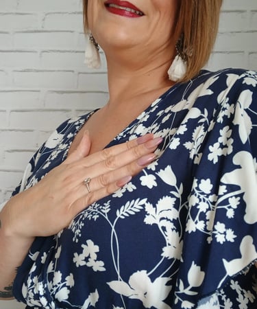 Photo de Marie, créatrice de l'entreprise Mary Care, avec la main sur le coeur