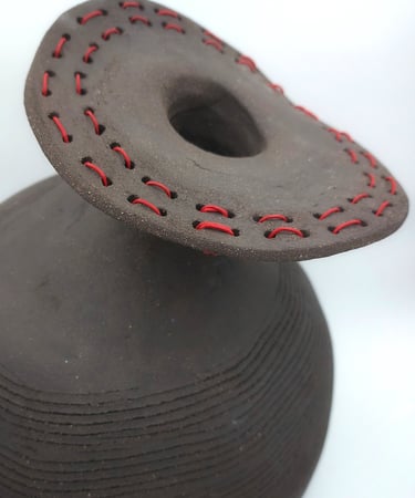 Estelle Del focus de la sculpture équilibre tissé