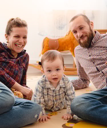 muž i žena s ponosom promatraju svoje dijete