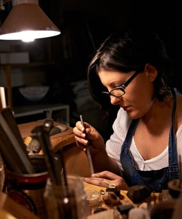 diseñadora de joyas utiliza herramientas manuales  de trabajo para crear joyas personalizadas